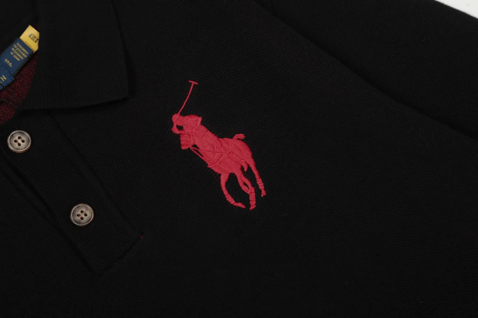 P250 Top quality" Style number: DS164# (not off the shelves all year round) [Ralph Lauren autumn and winter Malaysia embroidered logo knitted POLO lapel sweater] ✅Ralph Lauren Ralph Lauren classic basic lapel POLO same style knitted autumn and winter sweater for men and women ✅Main supplier platform live broadcast Wholesale entity Replenish when out of stock Not off the shelf ✅ZP quality 1:1 version Scan the code to enter the GF website Counter quality ✅Detailed quality is the only one in Guangzhou Imported quality cotton yarn, 750g weight, focusing on high-end, cost-effective, good quality, needless to say, ✅The version is restored to the original order, the maximum size can be worn up to 190 pounds, loose, comfortable and stress-free, ✅The upper body is simple and easy to match, a must-have for male gods. Good-looking clothes are never picky. A must-have in couples' wardrobes. Size: S-XL. Color: Milk white, gray, black and white, black and red, navy white label, navy red label